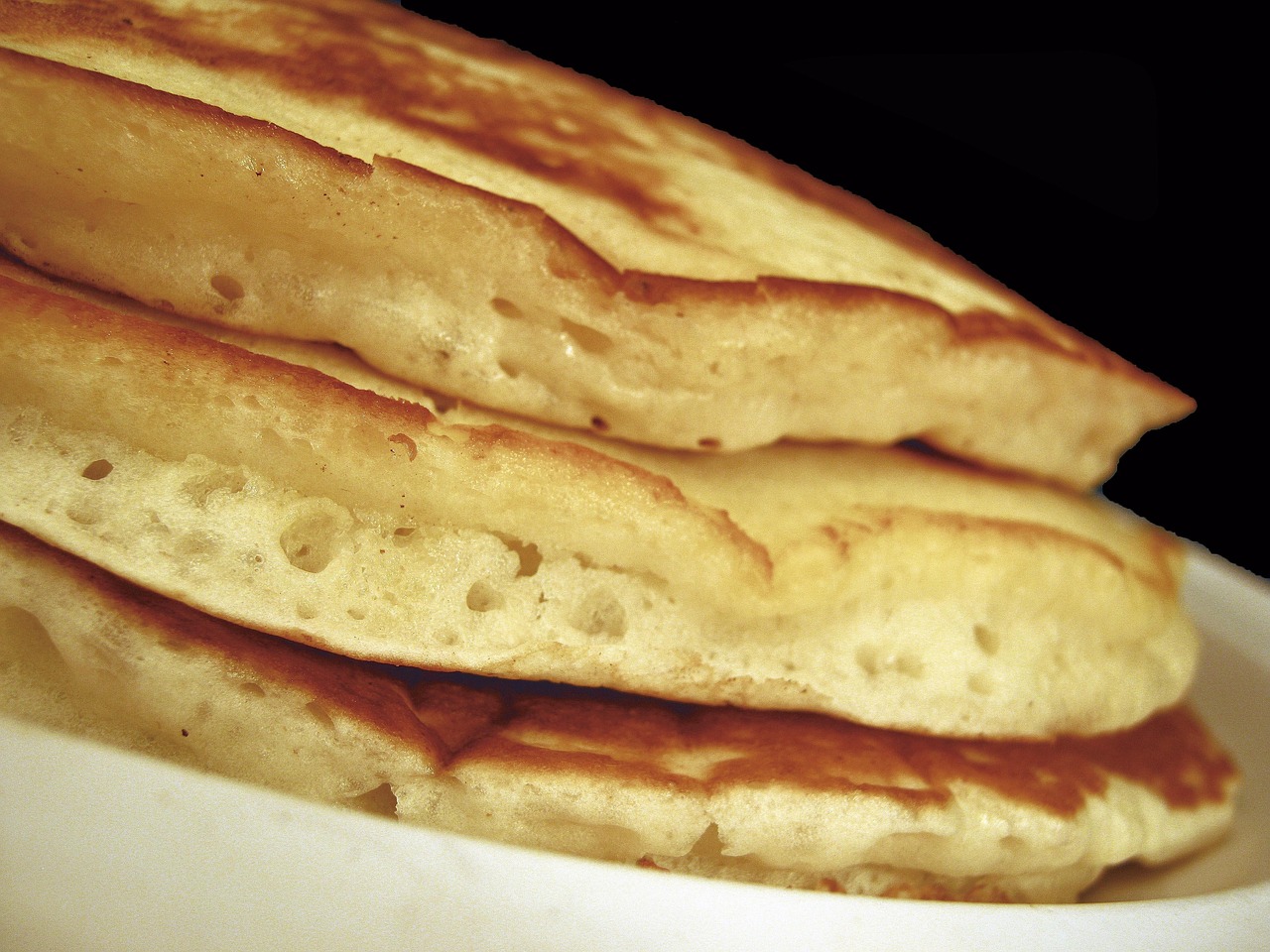 ホットケーキが膨らまない原因と解決策は？
